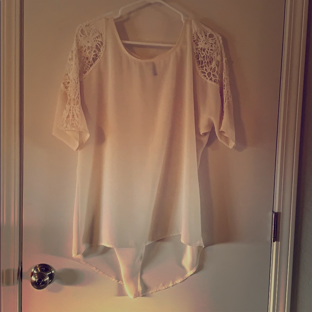 Sheer & lace high/low blouse